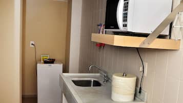 Frigorífico, microondas, hervidor eléctrico y utensilios de cocina
