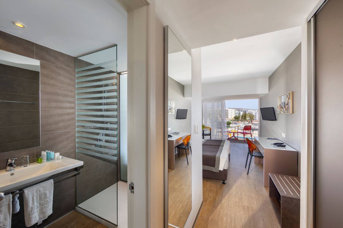 standard room, courtyard view | premium bedding, down duvets, in-room safe, desk