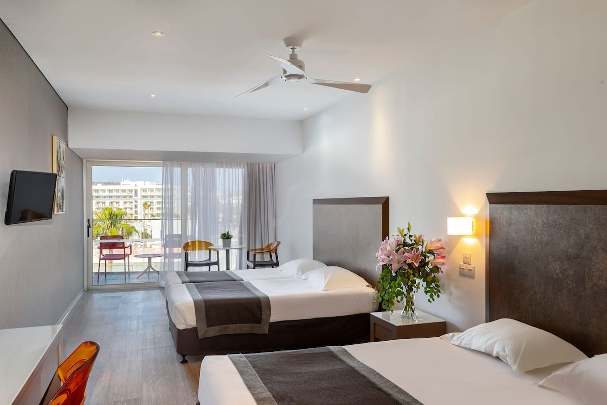 family room, courtyard view | premium bedding, down duvets, in-room safe, desk