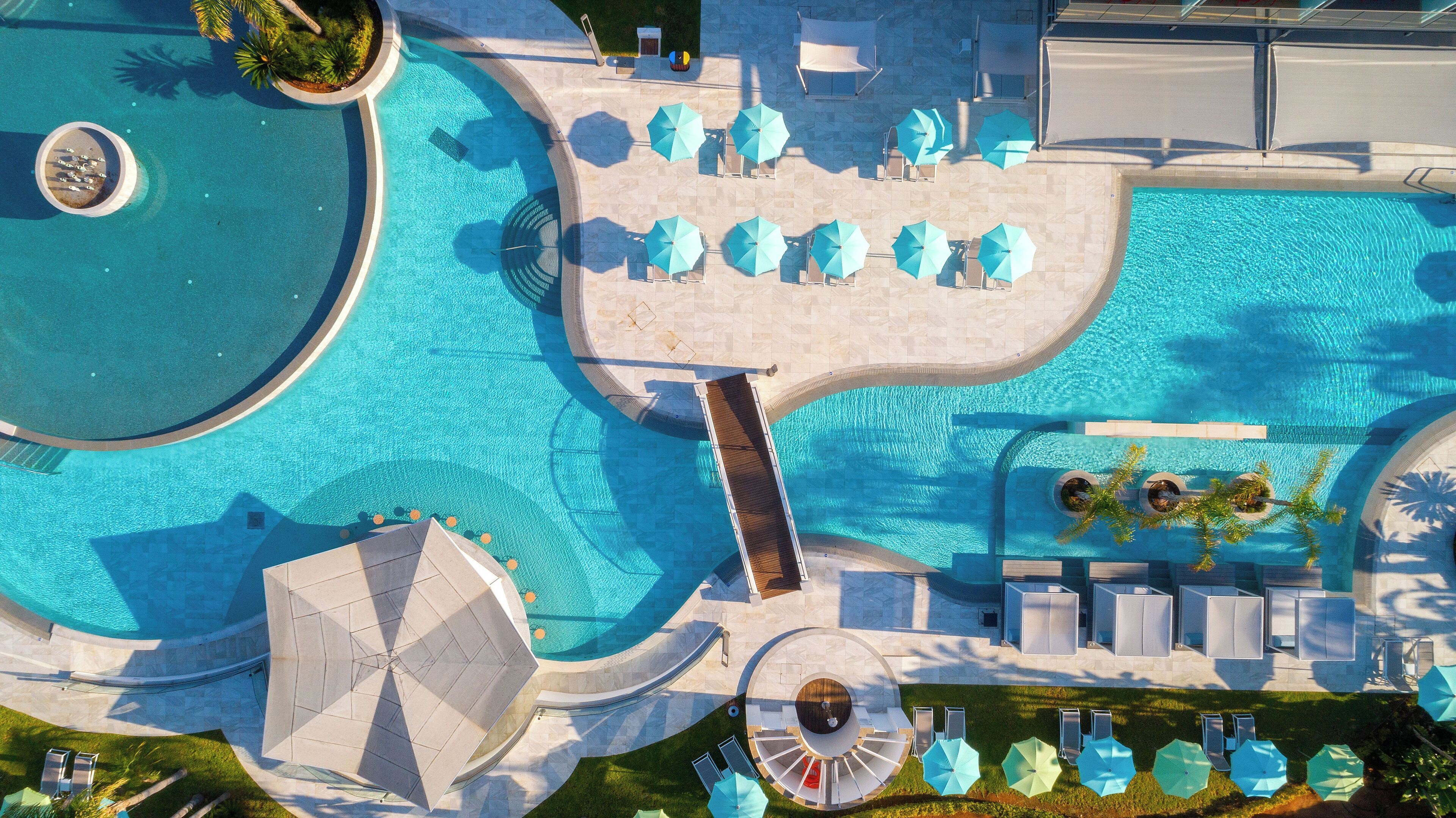 Piscina a l'aire lliure de temporada, cabanes (de pagament) i para-sols 