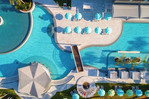 Piscina stagionale all'aperto, cabanas (a pagamento)