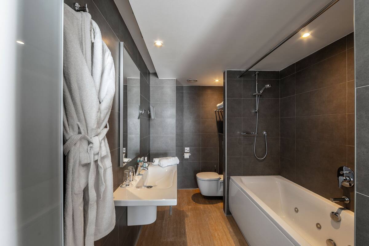 couples suite sea view | bathroom | shower, free toiletries, hair dryer, towels