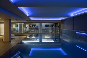 Piscine extérieure (ouverte en saison), tentes de plage