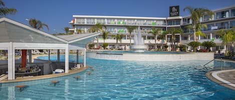 Una piscina al aire libre de temporada, cabañas de piscina (de pago)