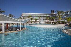 En säsongsöppen utomhuspool, cabanor (tilläggsavgift) och parasoller