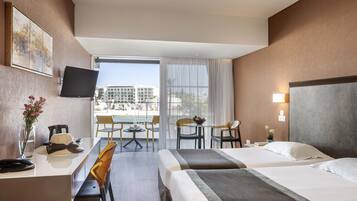 Standard Room, Courtyard View | Peralatan tempat tidur premium, gebar bulu kapas, peti besi dalam bilik