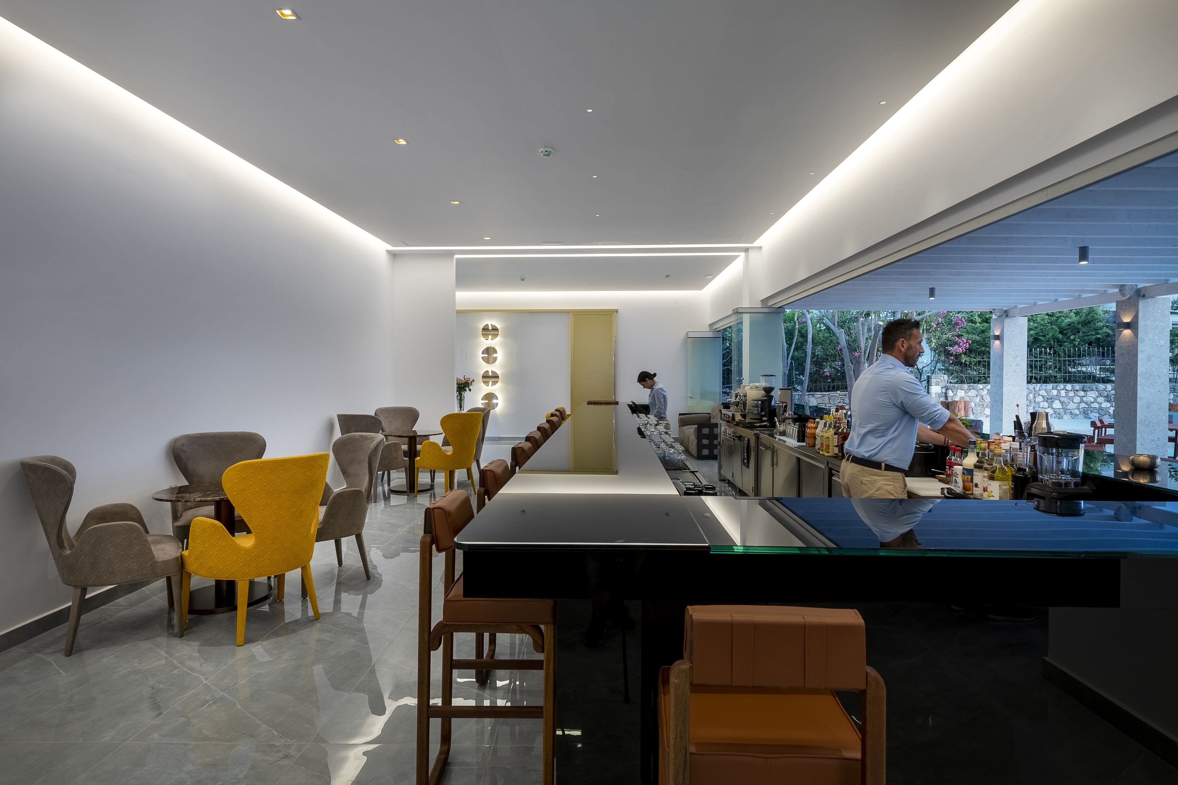 Une cuisine moderne dotée d’un long comptoir, d’un espace bar et de sièges pour les invités.