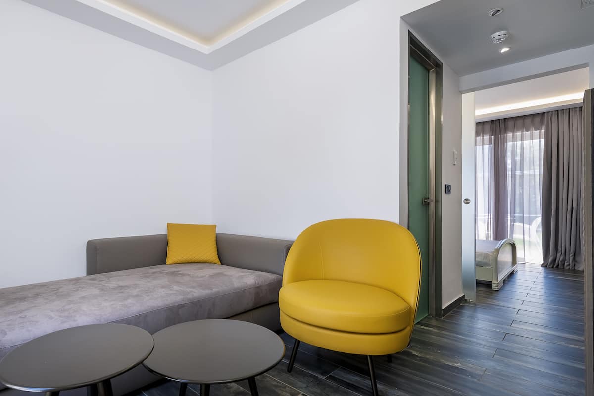 superior room | premium bedding, minibar, in-room safe, desk