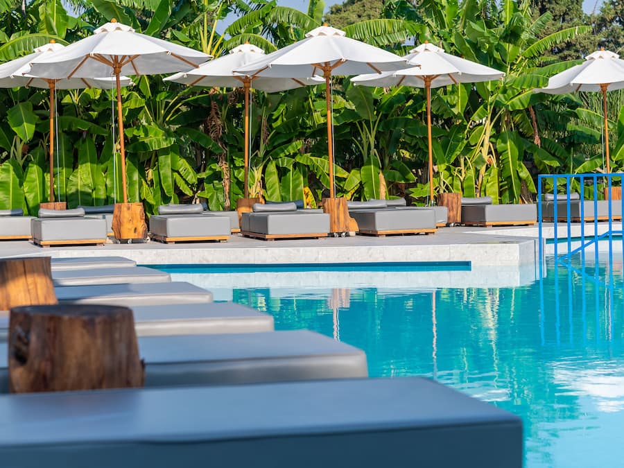 Außenpool, Sonnenschirme, Liegestühle