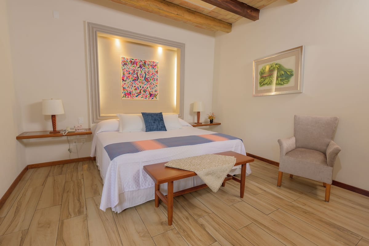 Ropa de cama de alta calidad y caja de seguridad en la habitación 