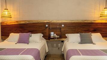 Habitación, 2 camas de matrimonio | Ropa de cama de alta calidad, caja fuerte, tabla de planchar con plancha