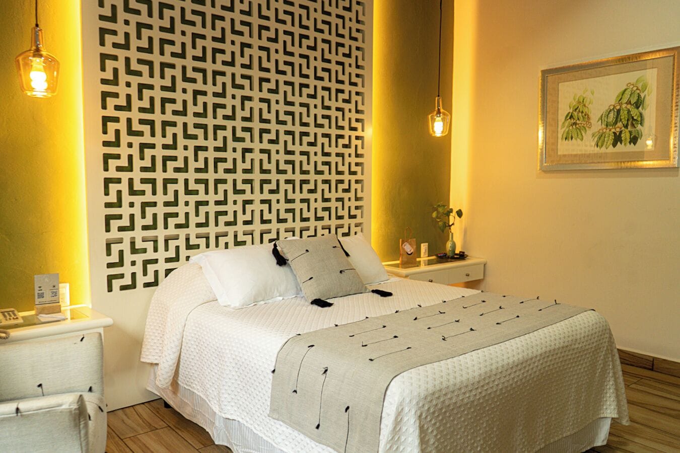 Ropa de cama de alta calidad y caja de seguridad en la habitación 