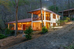 Habitación estándar, 2 habitaciones, cocina | Decoración personalizada, muebles diferentes y escritorio