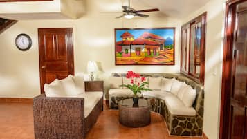 Phòng Tiêu chuẩn, 3 phòng ngủ, bếp | Khu phòng khách | TV