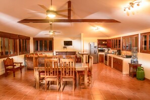 Habitación estándar, 2 habitaciones, cocina | Área de sala de estar | Televisión