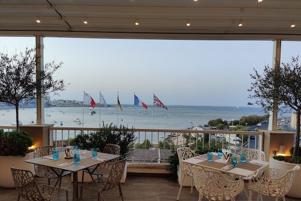 3 restaurantes, se sirven desayunos, comidas y cocina internacional