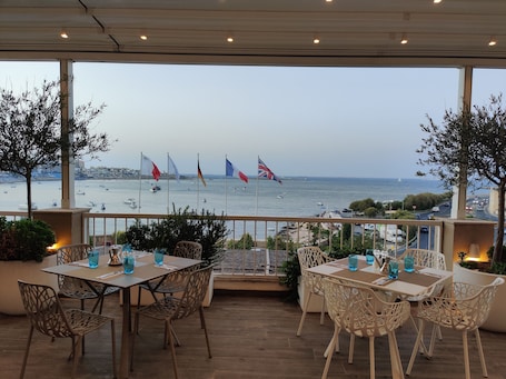 3 restaurantes; se sirve desayuno, almuerzo y cena; cocina internacional