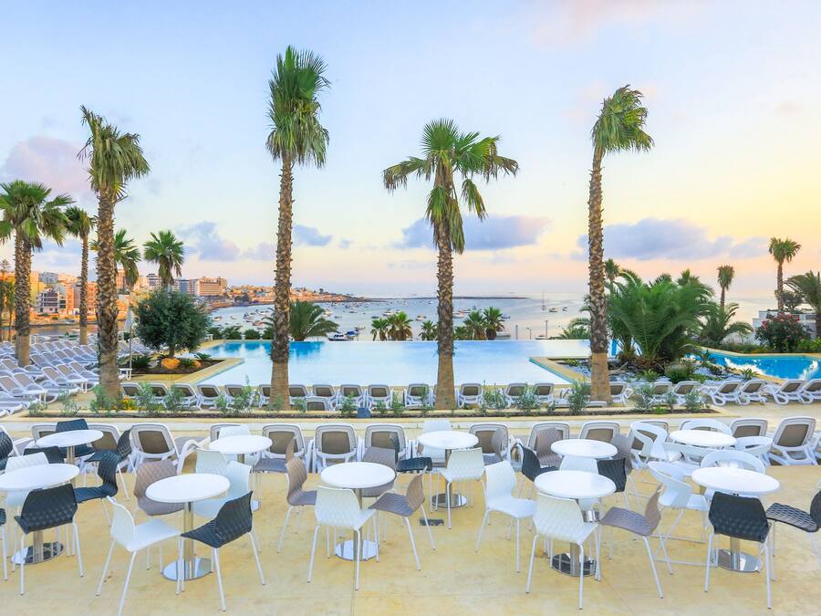 Una piscina cubierta, 2 piscinas al aire libre, sombrillas, tumbonas