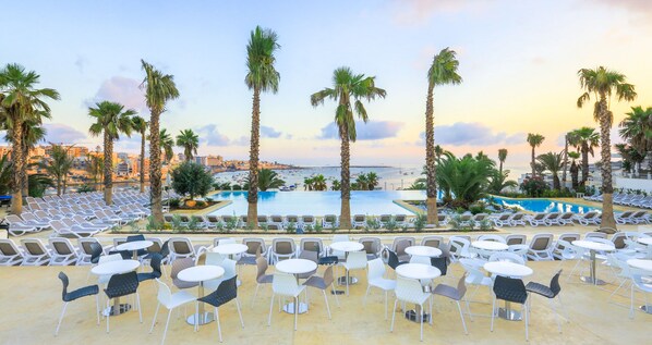 Indoor pool, 2 outdoor pools, pool umbrellas, sun loungers - Salini Resort (Naxxar)