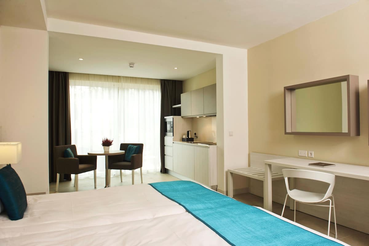 客房 (Self Catering) | 客房内保险箱、办公桌、遮光窗帘、隔音