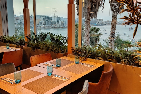3 restaurants; breakfast, lunch and dinner served