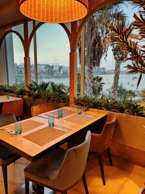 3 restaurants, breakfast, lunch, dinner served; international cuisine - Salini Resort (Naxxar)