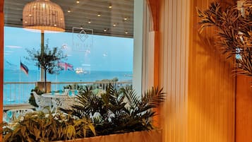 3 restaurantes; se sirven desayunos, almuerzos y cocina internacional