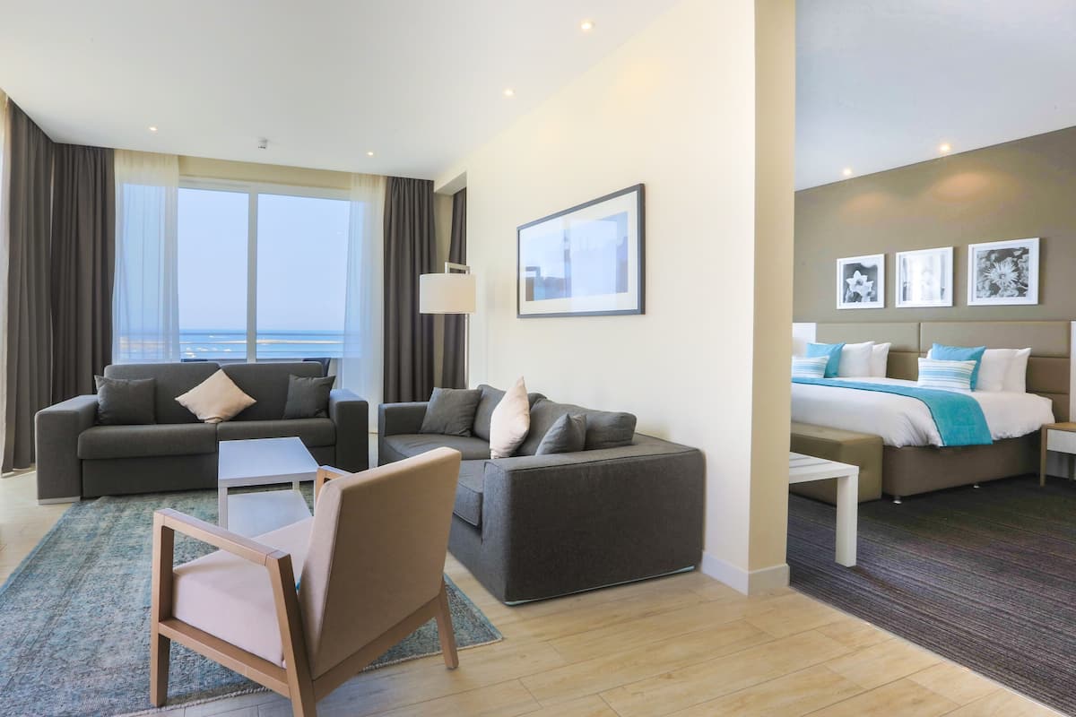 executive suite | in-room safe, desk, blackout curtains, soundproofing