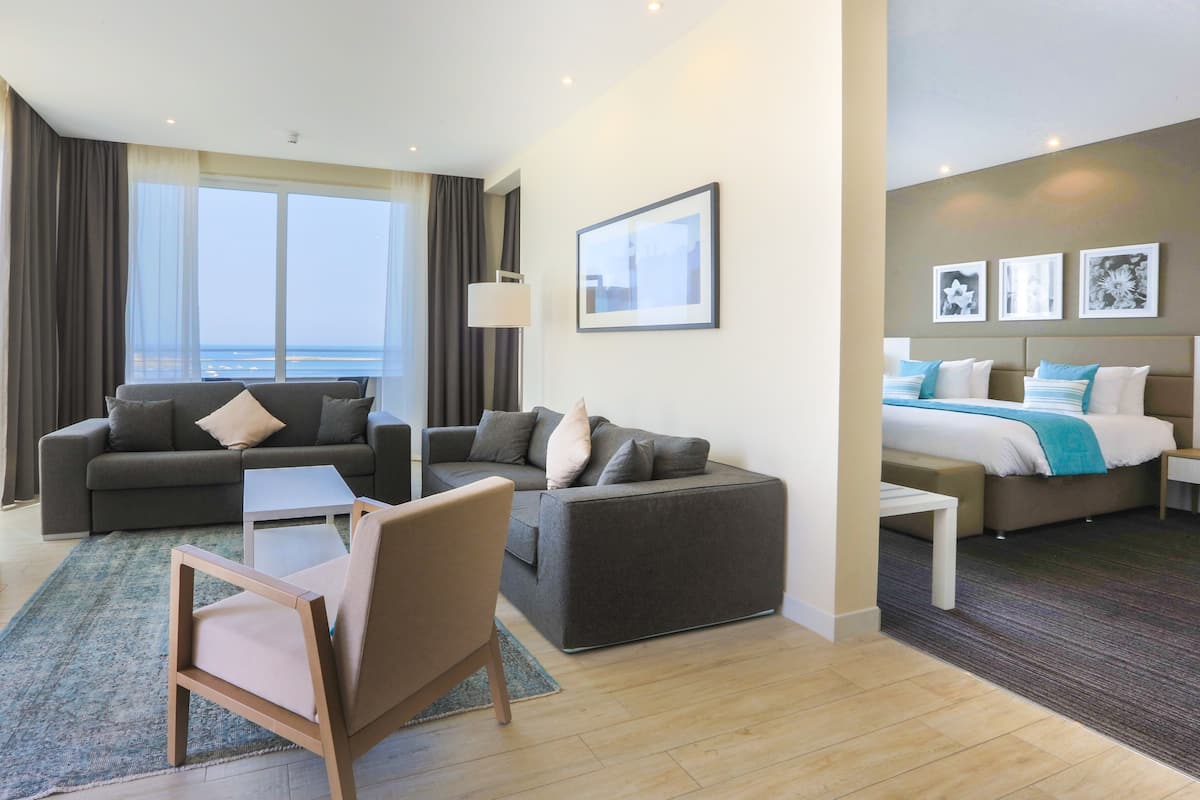 Executive Suite | In-room safe, desk, blackout drapes, soundproofing