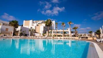 Una piscina techada, 2 piscinas al aire libre, sombrillas