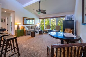 Habitación, 2 habitaciones (1 Bath) | Área de sala de estar | Televisión de pantalla plana de 32 pulgadas con canales por cable 