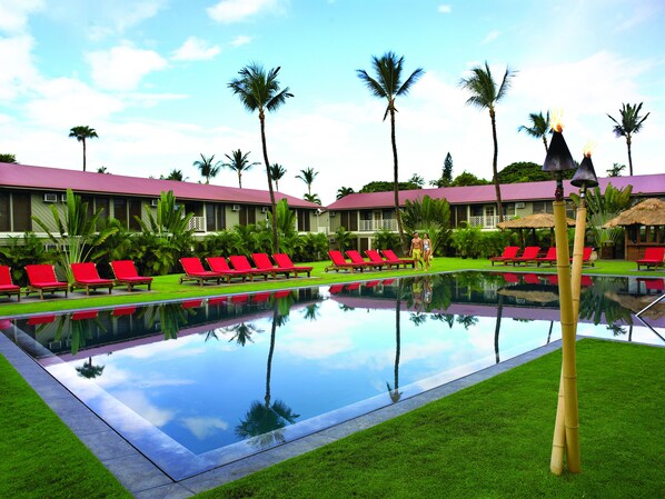 2 albercas al aire libre y camastros 