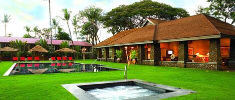 2 outdoor pools, sun loungers