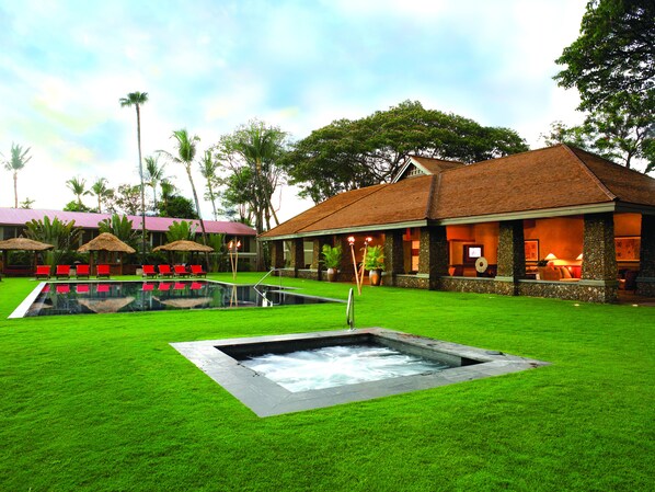 2 albercas al aire libre y camastros 