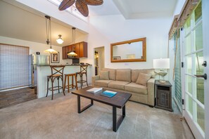 Habitación, 2 habitaciones, 2 baños (Unit #G201) | Área de sala de estar | Televisión de pantalla plana de 32 pulgadas con canales por cable 