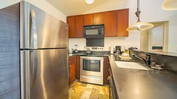 Room, 2 Bedrooms, 2 Bathrooms (Unit #G201) | Private kitchen | Microwave, coffee/tea maker, toaster, blender