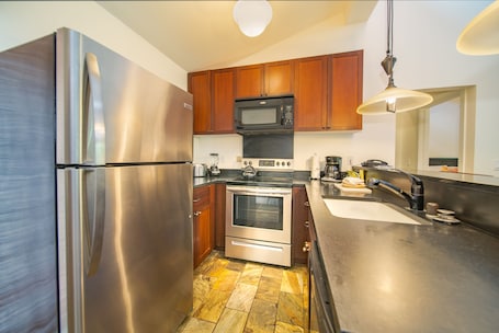 Microondas, cafetera/tetera, tostadora, licuadora