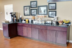 Breakfast buffet - Luxbury Inn & Suites (Maryville)