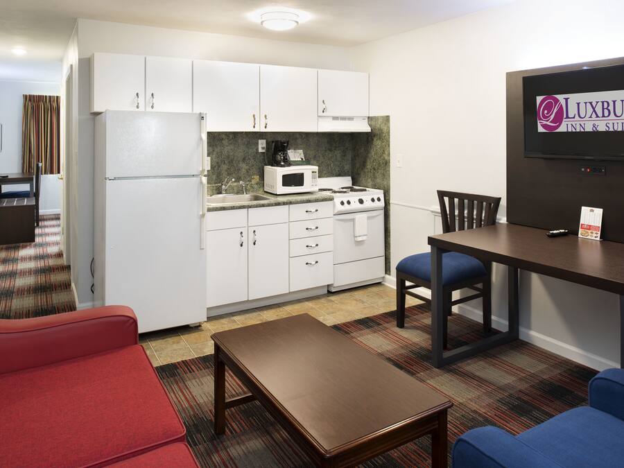 Suite, 1 Queen Bed with Sofa bed | Living area