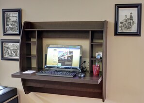 Business center - Luxbury Inn & Suites (Maryville)