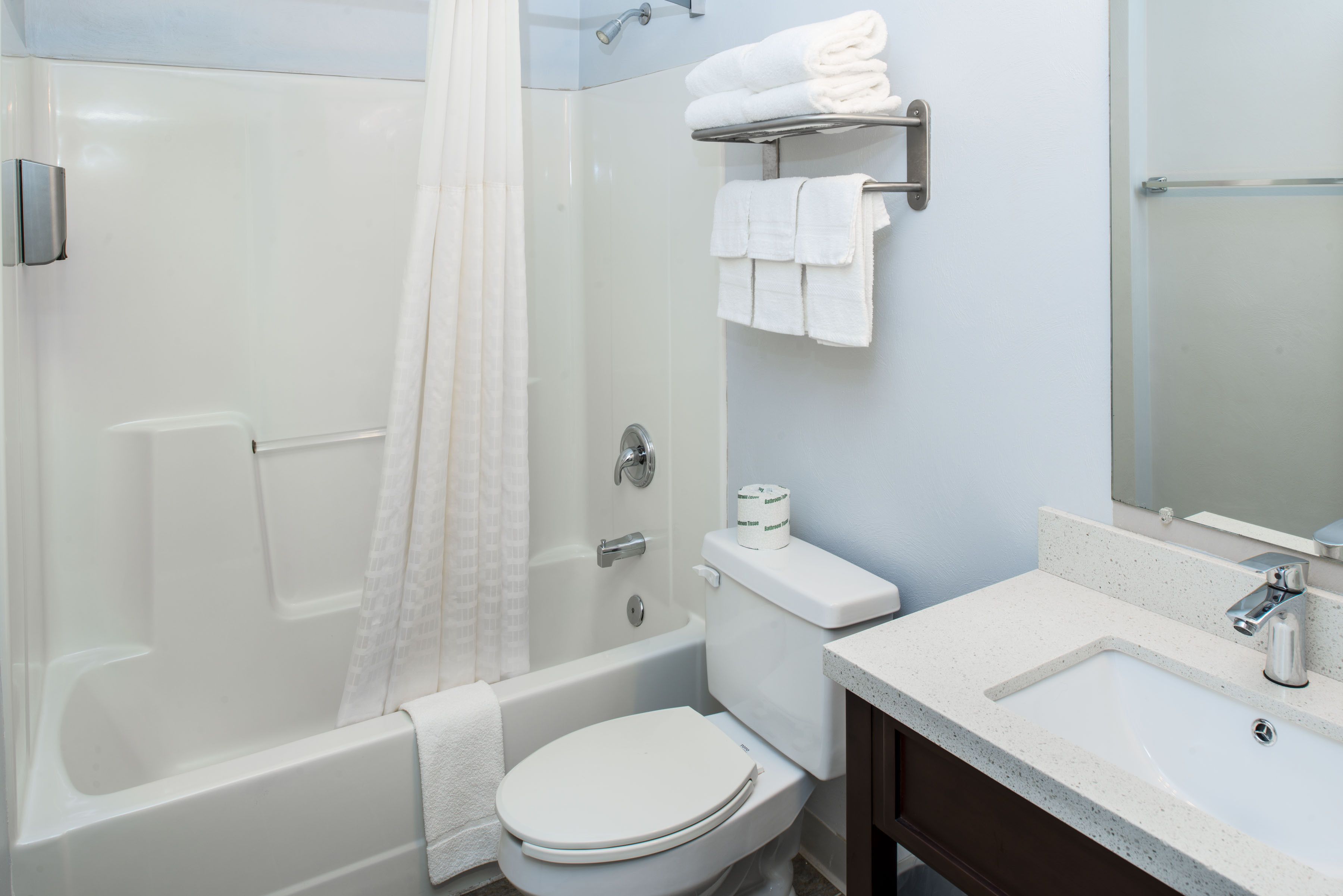 Ensemble baignoire-douche, articles de toilette (gratuits)