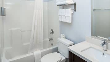 Ensemble baignoire-douche, articles de toilette (gratuits)