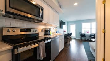 One bedroom / 1 Bath Ocean Facing Suite | Private kitchen | Fridge, microwave, oven, stovetop