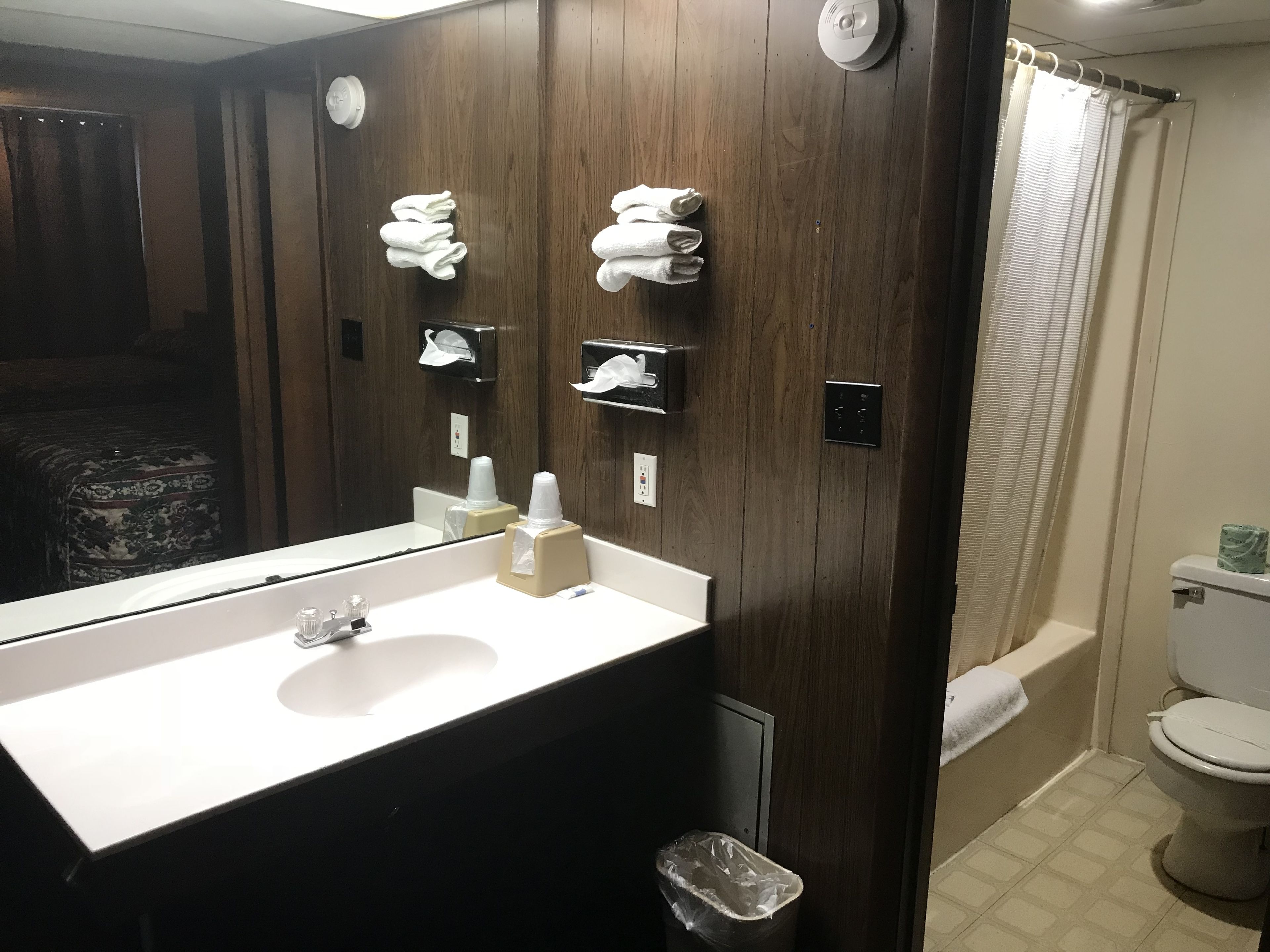 淋浴設備、免費盥洗用品、吹風機、毛巾