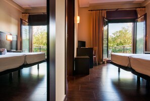 Blackout drapes, soundproofing, free cribs/infant beds, free WiFi - Euba Hotel (Amorebieta)