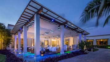 4 bars/lounges, een poolbar