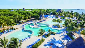 3 Außenpools, Sonnenschirme, Liegestühle