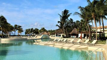 3 Außenpools, Sonnenschirme, Liegestühle