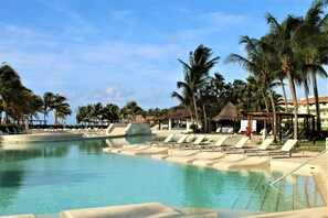2 outdoor pools