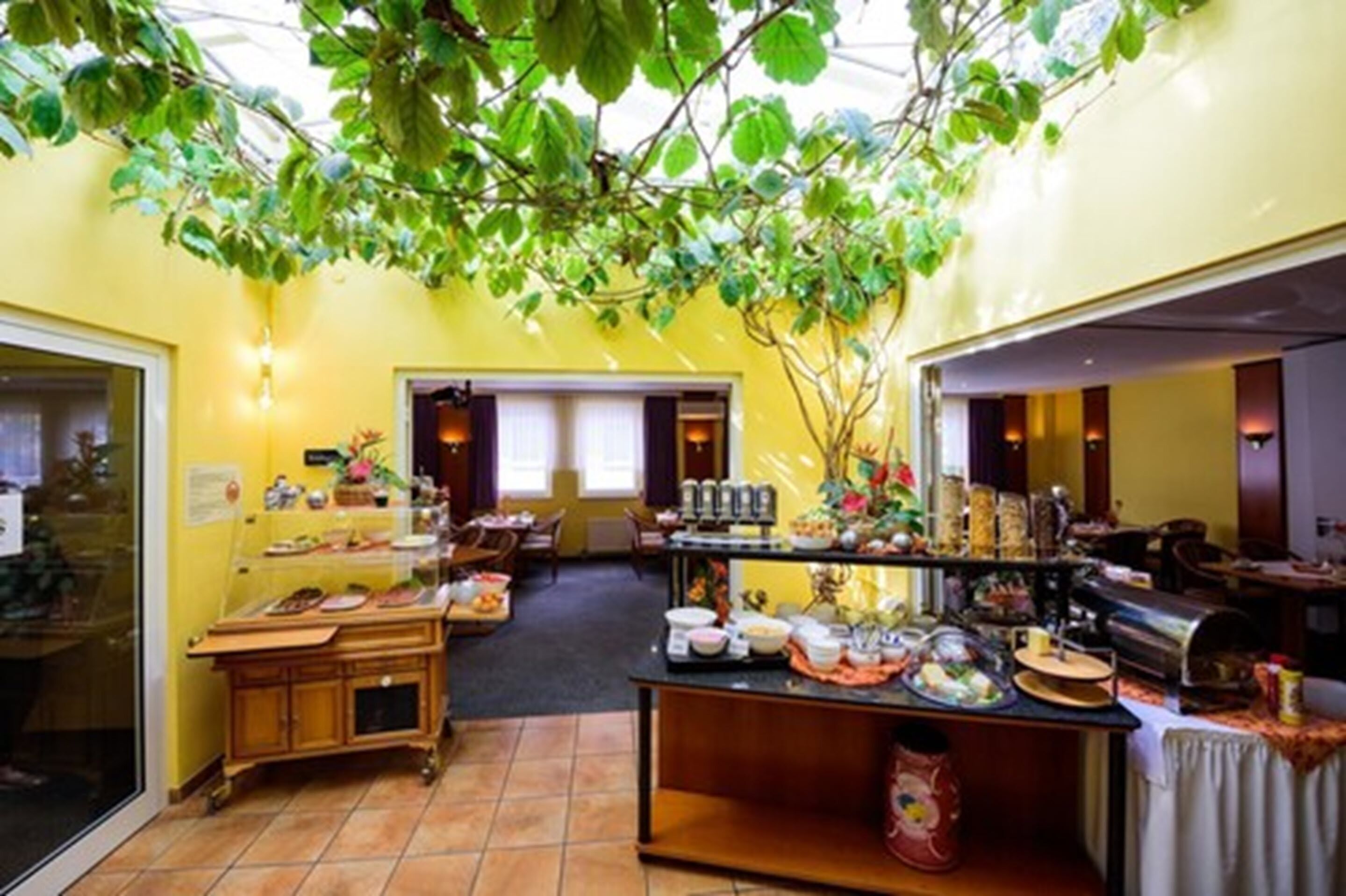Tägliches Frühstücksbuffet gegen Gebühr